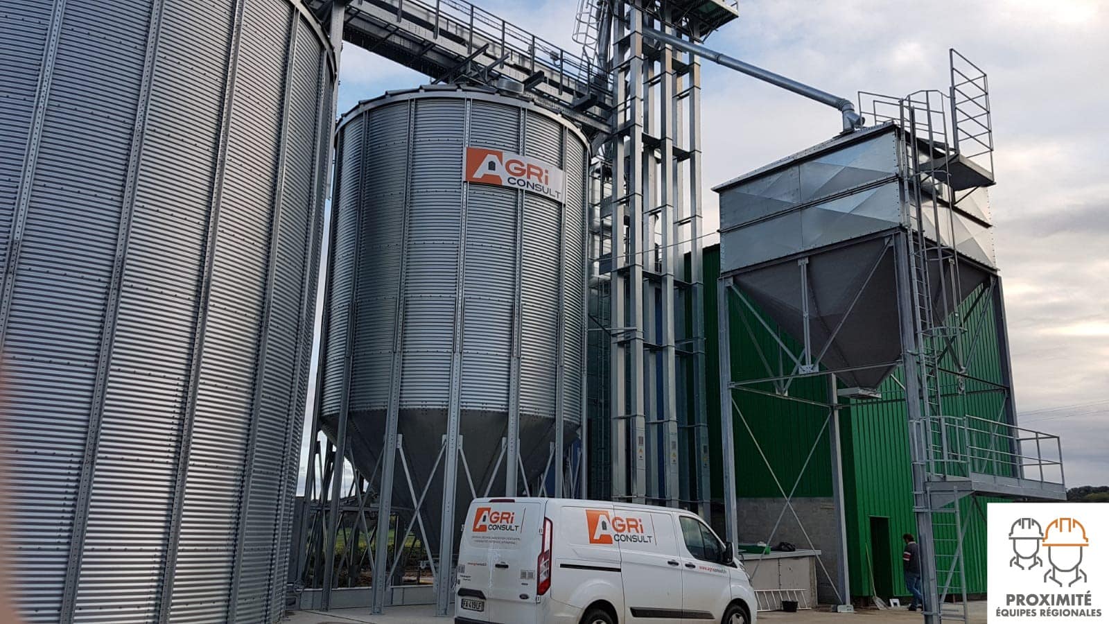 camion sav agriconsult garé devant un silo à grain fond conique des élévateurs et un boisseau installation cereales bio