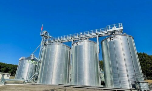 3 silos à fond plat extérieurs avec cellule sécheuse Sukup